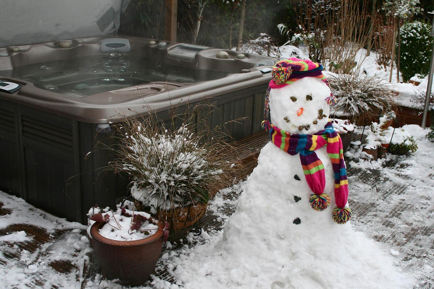 https://www.spastores.com/wp-content/uploads/2019/11/Hot-tub-snowman-scaled.jpg